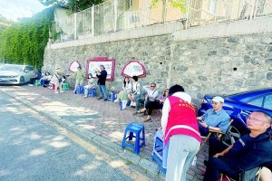 以爱助考考途相伴！锦绣社区为家长设“伴考休息区”
