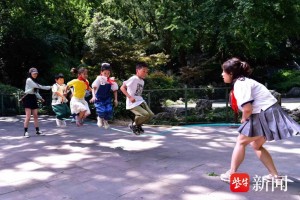 陪伴是最好的礼物，镇江爱心志愿者举行“环卫子女集体生日会”