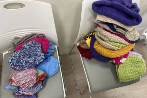 从受助到施助，“毛线奶奶”的“温暖三件套”一送就是17年