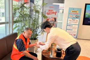 平安银行郑州分行开展“夏日送清凉”公益活动