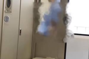 列车员被曝于车厢连接处吸烟引热议 铁路部门回应已对涉事人员问责
