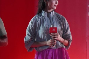 王紫璇身着运动短裤亮相 秀笔直大长腿