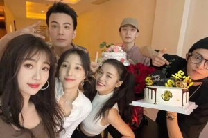 《苍兰诀》未公开合影曝光！王鹤棣单手捧蛋糕