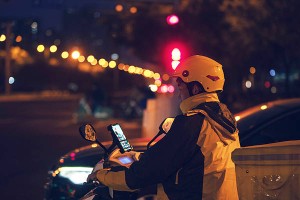 公职人员下班兼职送外卖，本职工作考核到位就行