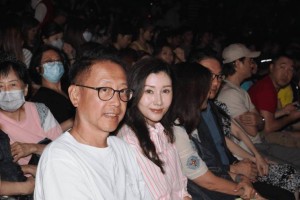 李嘉欣同老公看郑秀文演唱会！近距离曝光54岁真实状态