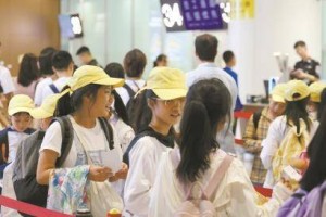 “3000元东南亚夏令营挤满中国孩子”成热门话题，有家长泼冷水