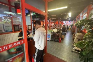 北京一火锅店老板因救人牺牲，众多市民到餐馆表达敬意