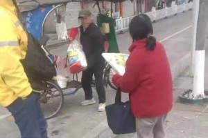 浙江温州有老人在河边“放生”大米？当事人：米坏了，想拿去喂鱼