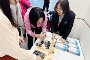 「冰川保护年」世界地球日启幕：社区临展+校园开讲