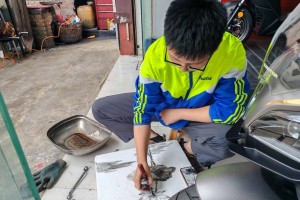 小伙用扳手蘸机油作画引关注：大学毕业被父亲喊回家做修车工，不想放弃画画
