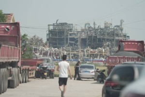 高密化工厂爆炸事故探访：七百米外民房受损，多人被飞溅的碎玻璃划伤