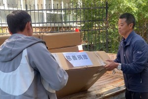 尼勒克县：援疆有爱 衣物传情