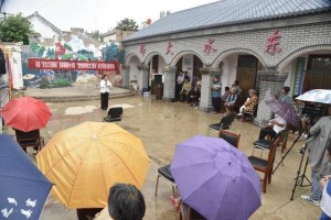 文化惠民｜雨中，宣讲义演到门口