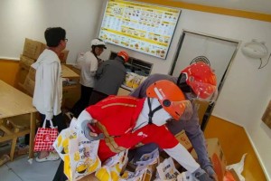 冲上热搜！银行职员夫妻回应下班送外卖