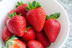 网传“大个草莓是用了膨大剂”？ 真相是这样→