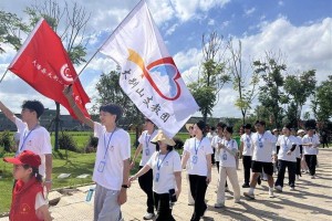 大悟红色小导游与大别山支教团牵手，重走突围路