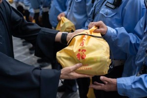 清凉沁人心，玉佛禅寺慰问高温下的一线工作者