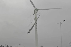江西一架风力发电机叶片空中断裂 目击者称“玻璃纤维满天飞”