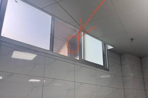 福州一游泳馆窗外摄像头正对着女更衣室？馆方：领导正在处理