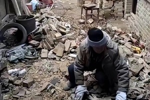 女孩花66万买房车，带养父周游全国！背后真相令人动容