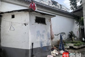 杂物清理在行动！老新村旧楼顶焕新颜
