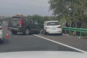 高速一SUV低速乱蹿车身多处撞坏 目击者称自己两次拉车门提醒