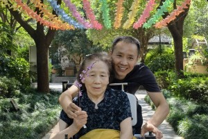 70后教师的3000个日夜，用爱和笑声守护瘫痪母亲