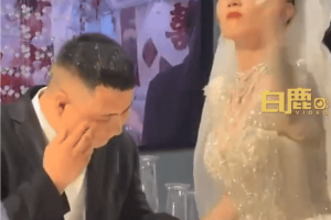 婚礼被喷酒新娘怒砸捧花，本人回应：不知道当时做得对不对！网友：对！
