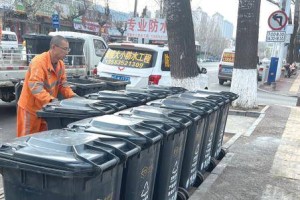 芝罘区更换垃圾桶扮靓城市环境