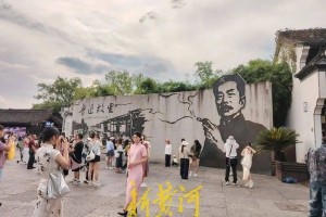 鲁迅故里景区作人员：鲁迅“夹烟”形象墙画不会换