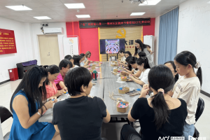 梅林街道多彩活动庆教师节 巧手创意传递真情感恩