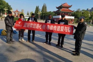 信阳电信爱心翼站防诈知识进广场，温暖守护伴银龄