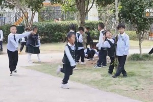 多地推行中小学春秋假，“孩子放假、家长不休”怎么办？