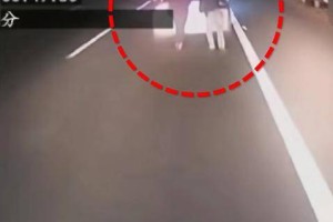 新能源车高速上电量耗尽 2人下车推行被撞身亡