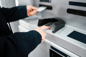 个人存取款超5万不再登记：该严则严 当放则放