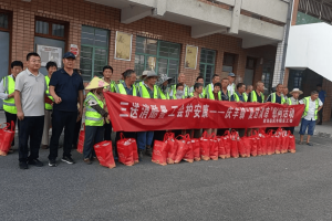 江苏建湖庆丰镇开展盛夏送清凉慰问活动