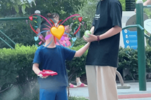 赵丽颖带儿子出游 5岁想想身高猛涨