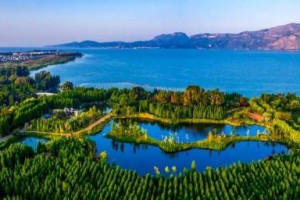 泸沽湖美景引赞叹，全民护湖行动显成效