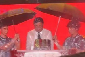 “学生给校长撑伞淋湿校长”，浙工大回应