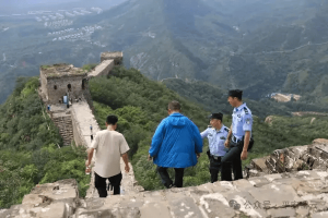 2人在司马台长城刻字，北京警方：拘留并处罚款