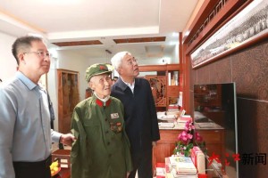 重阳节前夕，尹弘看望慰问老年人并致以节日祝福