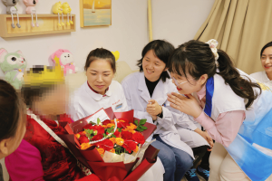 被看见、被记住、被爱护，73岁老人在这里度过一场难忘的生日会