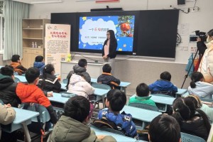 徐汇爱心寒托班里，白发与童声共读“时光之书”