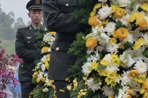 儿子捐献遗体救了6个人 母亲对着墓碑上的名字诉说思念