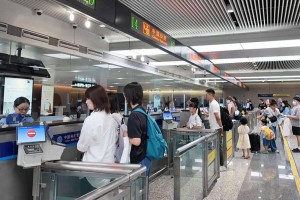 暑运过半，上海口岸出入境旅客超400万人次