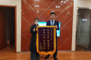 传承张富清精神“拾金不昧”金融服务显担当