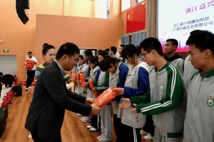 浙沙情谊暖寒冬 千里赠衣护成长