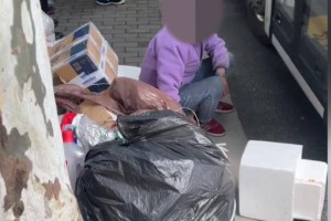 上海一老人要带垃圾上公交车，被拒载后坐在地上痛哭