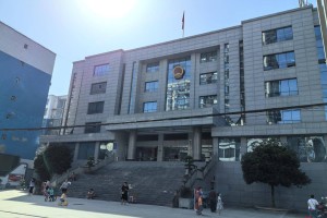“女乘客高速路下车后溺亡”案一审宣判：家属索赔近80万被驳回