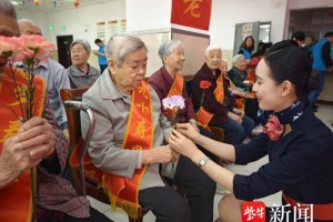 “最美志愿者”陪伴，无锡百岁老人过母亲节